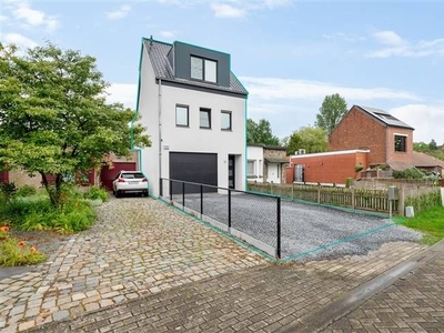 Gerenoveerde woning met 3 slpk, garage en tuin te Schoten!