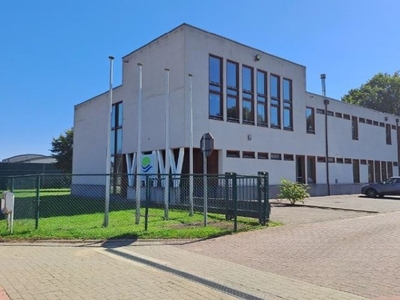 Gunstig gelegen bedrijfsgebouw/administratief gebouw