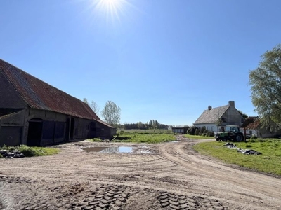 Hoeve met bijgebouwen op 2Ha (+ 3 extra Ha mogelijk)