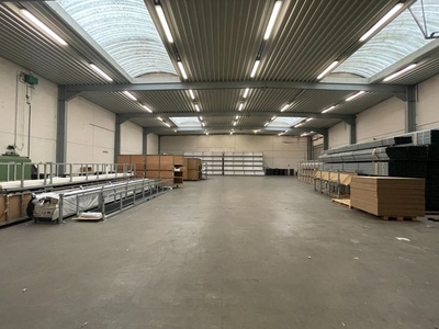 Magazijnruimte +/- 5.000m² met 500m² kantoren in Deerlijk