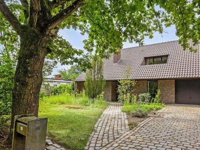 Mooi gelegen instapklare villa op 15a met 4 (slaap)kamers t