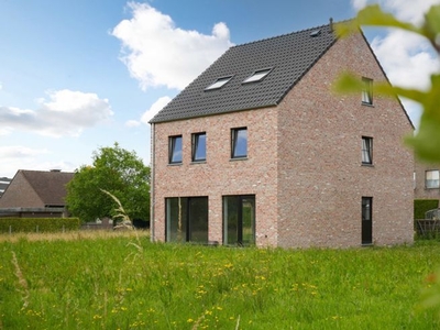 Nieuwbouwwoning met 4 slpk's en panoramisch uitzicht!