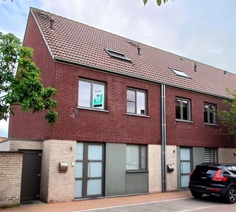 Recente ruime woning met vier slaapkamers, tuin en garage t