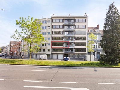 Ruim appartement met drie slaapkamers, garagebox en terrass