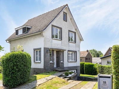 Stijlvolle villa met 3 slaapkamers, garage en zonnetuin.