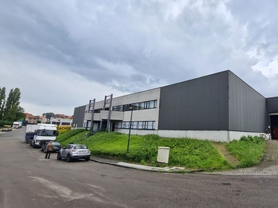 TE HUUR Opslagruimte 1380 m² + Kantoren 600 m²