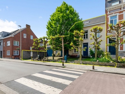 Te renoveren polyvalent burgerhuis met ruime tuin in centrum