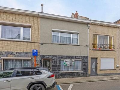 Te renoveren woning met 2 slaapkamers en garage