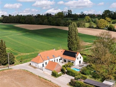 Uniek gelegen landelijke woning met veel potentieel