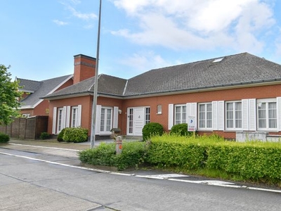 VRIJSTAANDE charmante woning met 2 GARAGES en ZONNIGE tuin