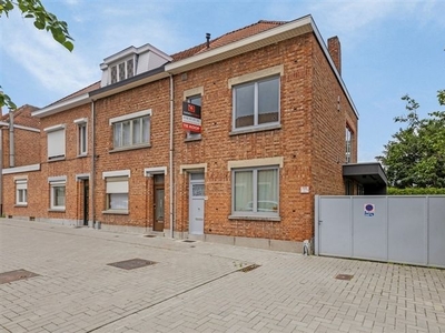 Woning met prachtige tuin en privé parkeerplaats