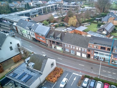 Woning met winkel en 3 appartementen - volledig onderkelderd