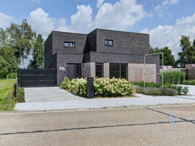 Moderne villa (bouwjaar 2021) met kantoor of winkel te Zandhoven!