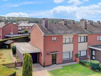 3 slaapkamers met garage en gezellige tuin.