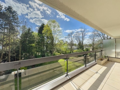 Apartment with terraces set back from avenue de Fré