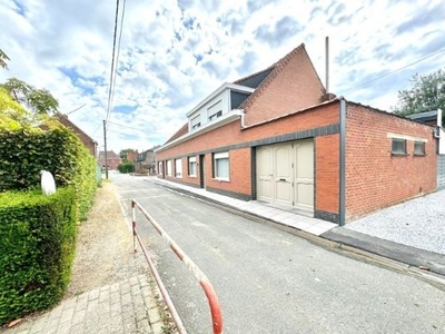 Brede gevelwoning met 3 kamers, tuin, garage en ruim bijg...