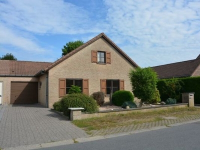 Charmante halfopen bungalow in Jabbeke nabij het centrum