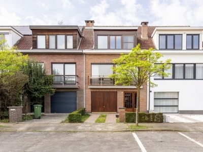 Charmante woning met prachtige tuin en inpandige garage!