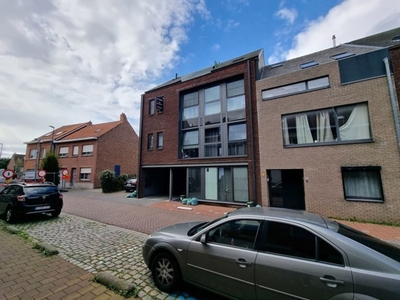 Duplex met 2 slaapkamers, terras en staanplaats!