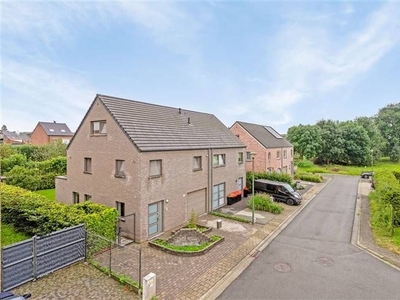 Energiezuinige, moderne 3-gevel woning met 4 slaapkamers, ga