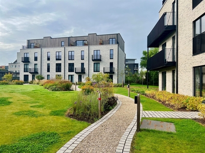 Gelijkvloers nieuwbouw appartement met 2 slaapkamers, terras en autostaanplaats