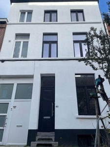 Gerenoveerde 4-slaapkamerwoning vlakbij Dok Noord