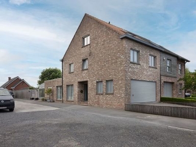 Gezellige halfopenwoning met 5 slaapkamers en grote garage.