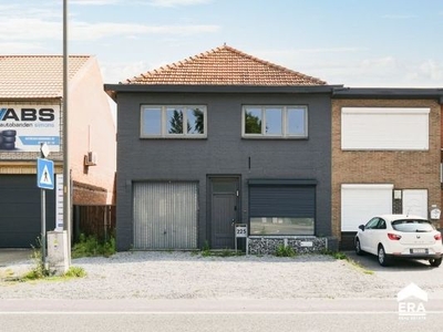 Gezinswoning met 3 slaapkamers en handelsruimte te Lommel.