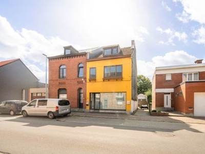 Goed gelegen woning met 5 slaapkamers, een garage, een di...