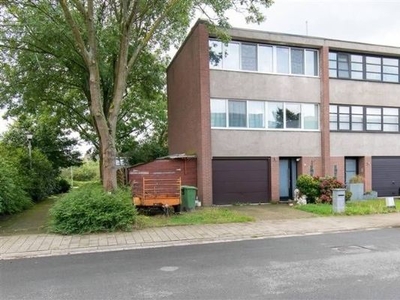 Gunstig gelegen bel-étage met 3 slaapkamers, tuin, garage en