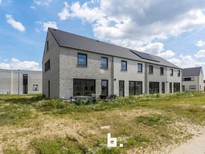 Instapklare nieuwbouwwoning met zonnige tuin