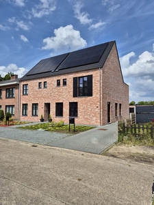 Knappe nieuwbouwwoning met tuin te huur