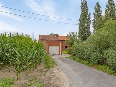 Landelijk gelegen woning/bouwgrond met 2 garages op 2.267 m²