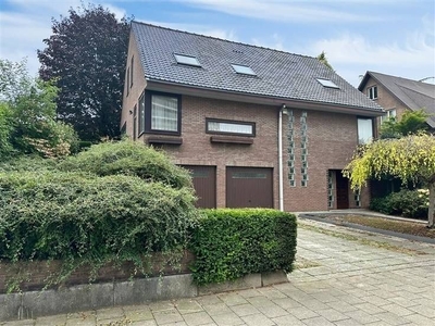 RUIME MODERNE VILLA UIT DE JAREN '70 op 8 ARE EN 24 CA.