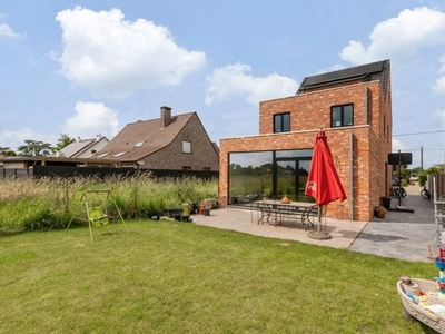 Recente, instapklare woning met 4 slk en tuin te Blaasveld