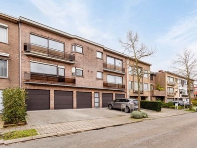 Ruim en mooi appartement (2 slk.) met garage en staanplaats