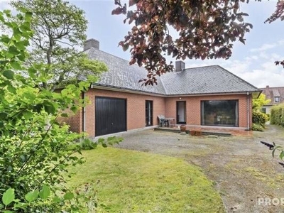 Ruime bungalow op gunstige ligging te koop!