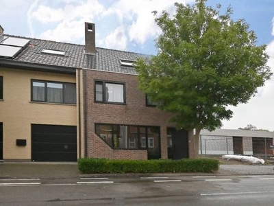 Ruime Halfopen bebouwing in groene omgeving, 5 slaapkamers