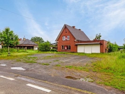 Ruime woning met 3 slaapkamers & handelsruimte op uitsteken