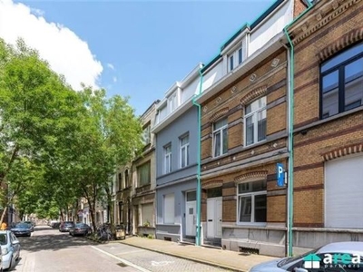 Ruime woning met 6 slaapkamers en stadskoer!