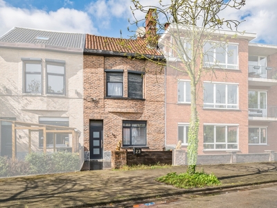 Ruime woning met tuin en voortuin in Sint-Amandsberg