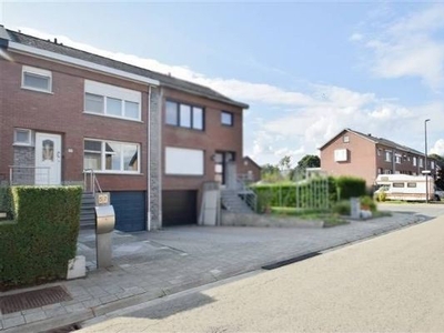 Rustig gelegen bel-etagewoning met garage, zolder en tuin.