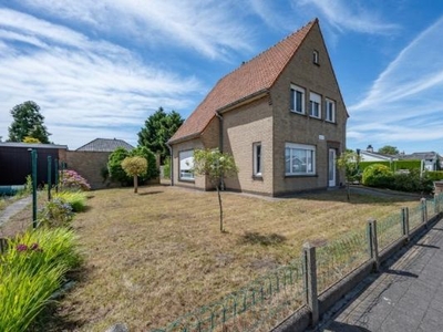 Te renoveren ALLEENSTAANDE woning op een zuidwest georiën...