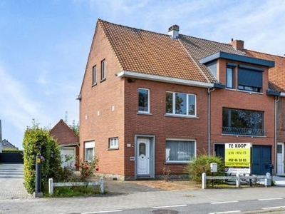 Te renoveren halfopen bebouwing op een uitstekende locatie.