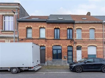 Uitstekend gelegen af te werken woning nabij centrum Sint-Ni