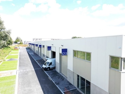 Unité aménagée (entrepôt 149m² + bureaux /SDD 18m²)