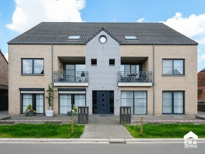 Verzorgd duplexappartement met terras en garage