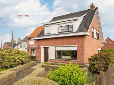 Vrijstaande woning op ca. 800 m² in Brecht centrum.