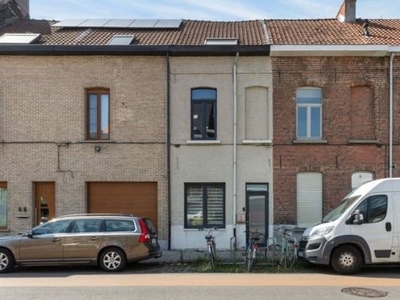 Woning met vier slaapkamers en tuin op centrale ligging.