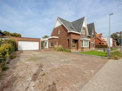 Halfopen bebouwing met 4 kamers, tuin en grote garage